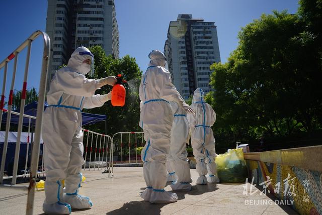 直击｜北京高温蓝色预警下，核酸采样点采取这些措施