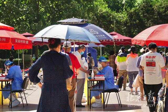 直击｜北京高温蓝色预警下，核酸采样点采取这些措施