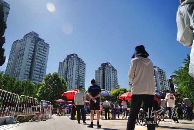 直击｜北京高温蓝色预警下，核酸采样点采取这些措施