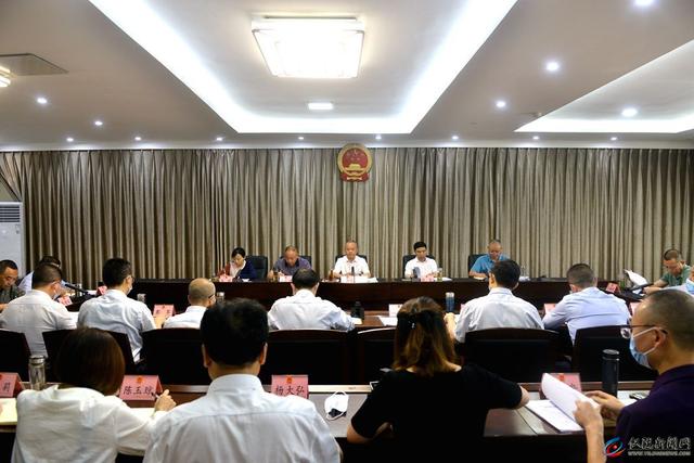 县十八届人大常委会召开第七次主任会议