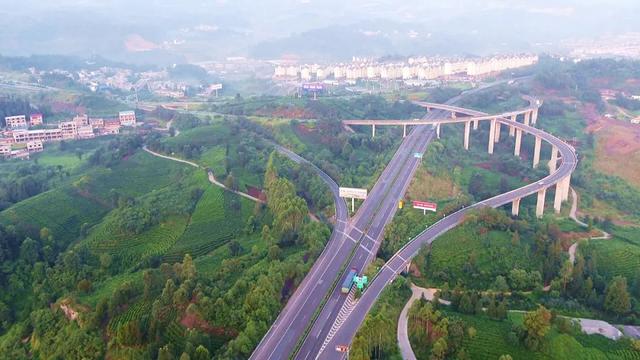 普安县农村公路建设服务中心主任马林国说:"如今的普安,沪昆高速,沪昆