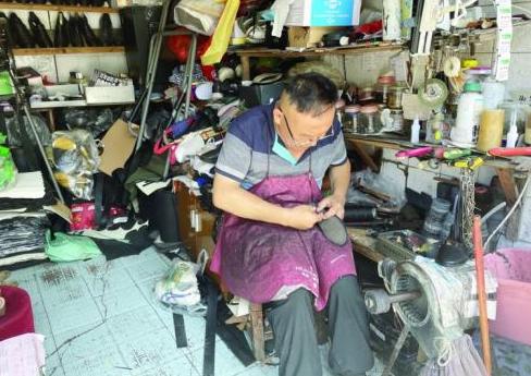 沈家门泗湾有位修鞋师傅 坚持20余年干这行 用歌声治愈心灵