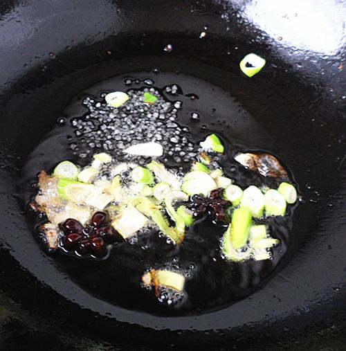 西红柿炒茄子，西红柿炒茄子先放西红柿还是茄子（西红柿炒茄子是哪里的菜）