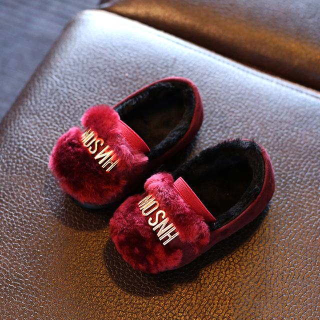 这个冬天给女儿穿上一双流行的小红鞋，变身温暖小天使