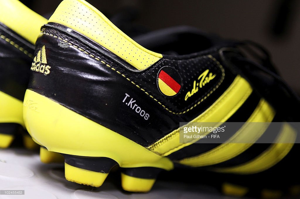 足球鞋颜论自由：托尼克罗斯鞋码43居然曾穿偶像贝克汉姆的战靴