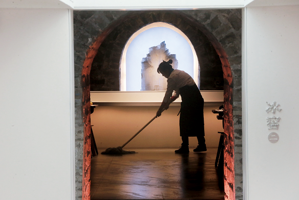 切断虹桥，近距离观看“兜裆布萌狮子”