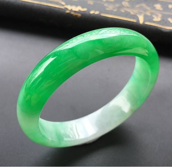 玉镯:款式与名称大全,你都知道吗?(玉镯手腕空隙多大好看) 第7张