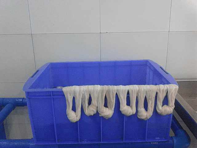 街边的香肠的肠衣就是这么来的，看完你还吃吗？