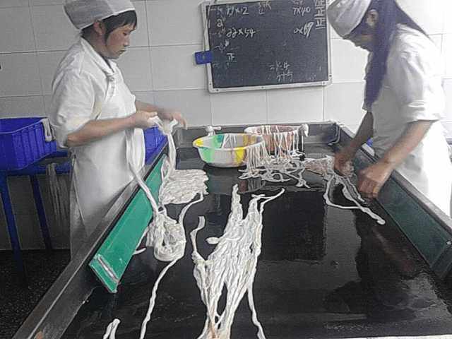 街边的香肠的肠衣就是这么来的，看完你还吃吗？