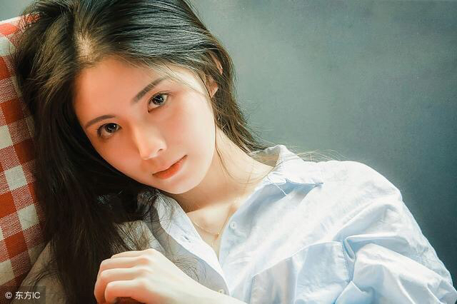 小说：几个流氓硬要酒馆老板女儿陪酒，邻居小伙一拳放倒带头大哥