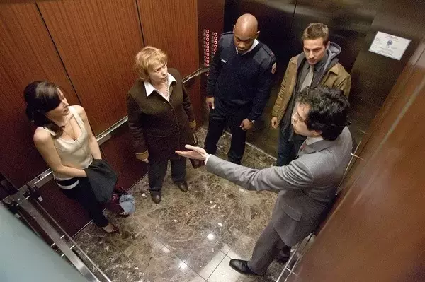 单凭电梯，就玩出一部让人「高潮迭起」的恐怖片