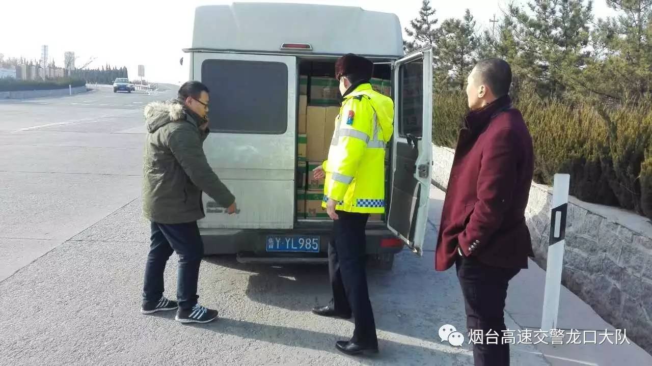 高交警曝光台｜面包车拉满大米上高速 因客货混装被罚200元