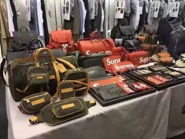 时装与潮牌越走越近？Supreme 就是我们年轻人眼中的 LV！
