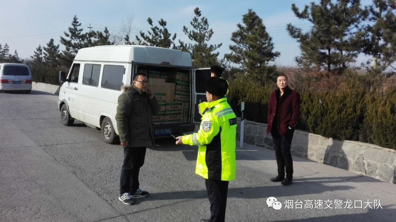 高交警曝光台｜面包车拉满大米上高速 因客货混装被罚200元