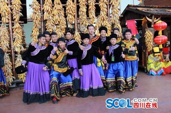 一月无休的学生演员 春晚凉山之火的活力源泉!