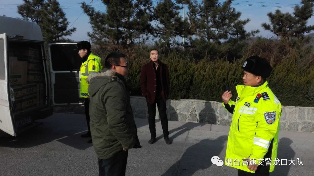 高交警曝光台｜面包车拉满大米上高速 因客货混装被罚200元