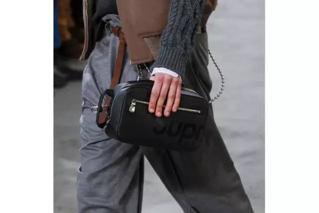 时装与潮牌越走越近？Supreme 就是我们年轻人眼中的 LV！