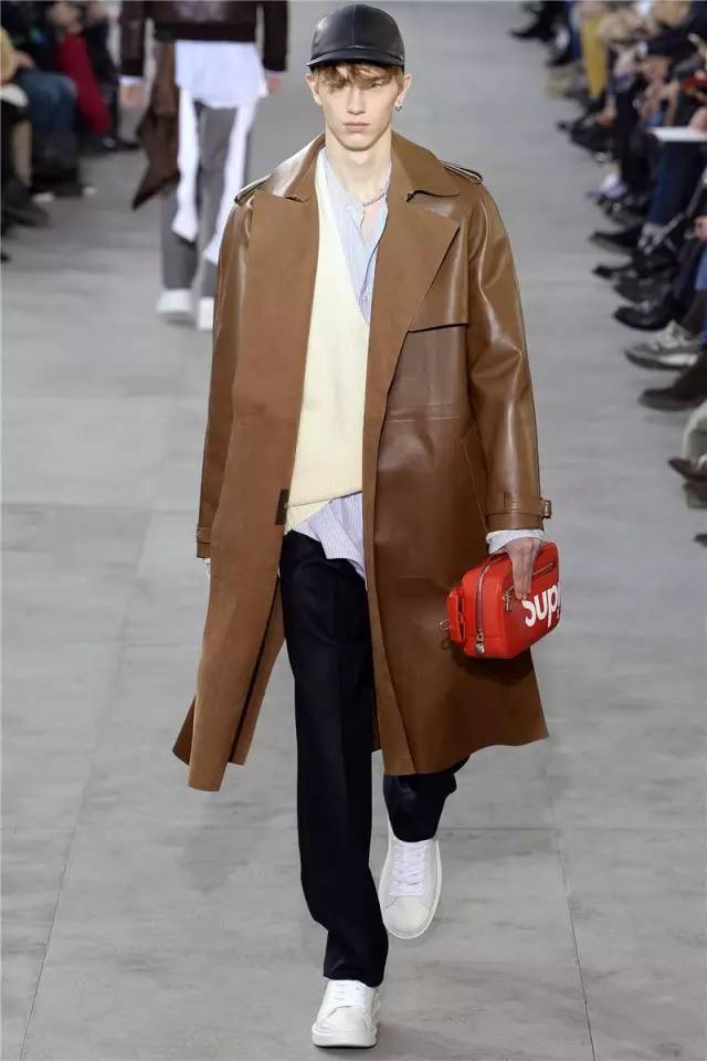 时装与潮牌越走越近？Supreme 就是我们年轻人眼中的 LV！