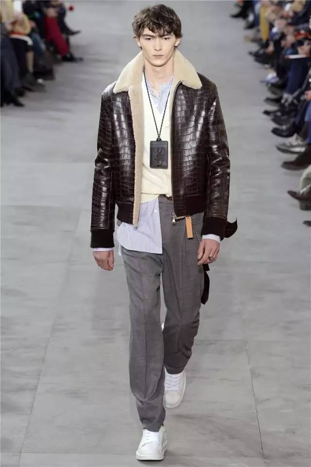 时装与潮牌越走越近？Supreme 就是我们年轻人眼中的 LV！