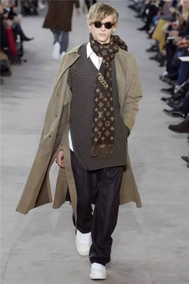 时装与潮牌越走越近？Supreme 就是我们年轻人眼中的 LV！