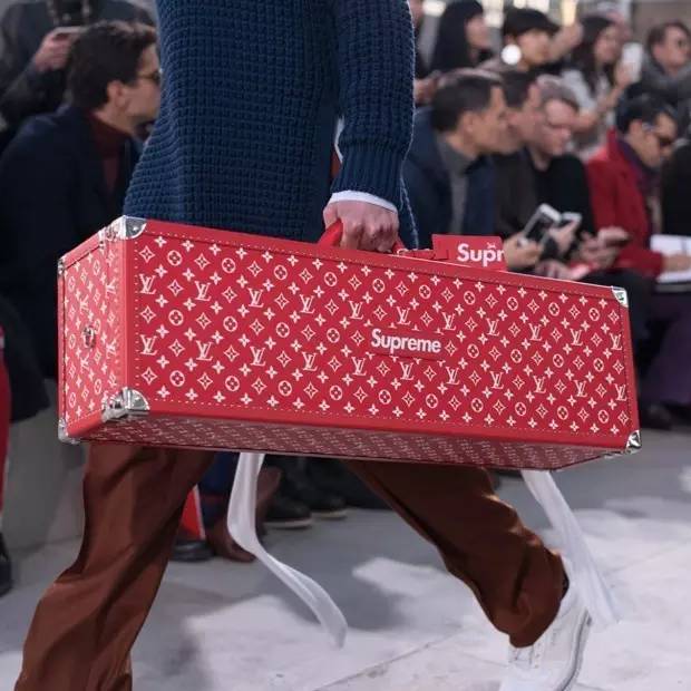 时装与潮牌越走越近？Supreme 就是我们年轻人眼中的 LV！