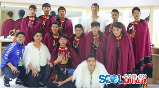 一月无休的学生演员 春晚凉山之火的活力源泉!