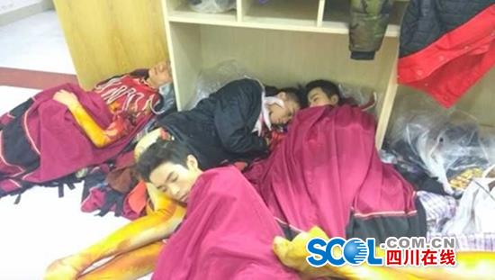 一月无休的学生演员 春晚凉山之火的活力源泉!