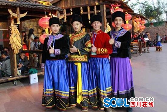 一月无休的学生演员 春晚凉山之火的活力源泉！