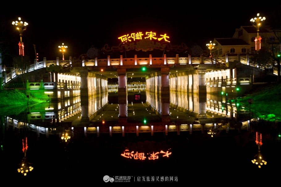 御河岸，夜栅栏，如诗如画是醉人的年