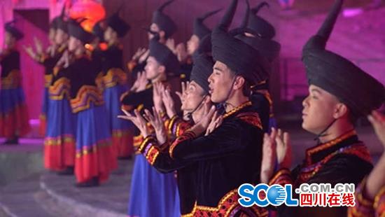 一月无休的学生演员 春晚凉山之火的活力源泉!