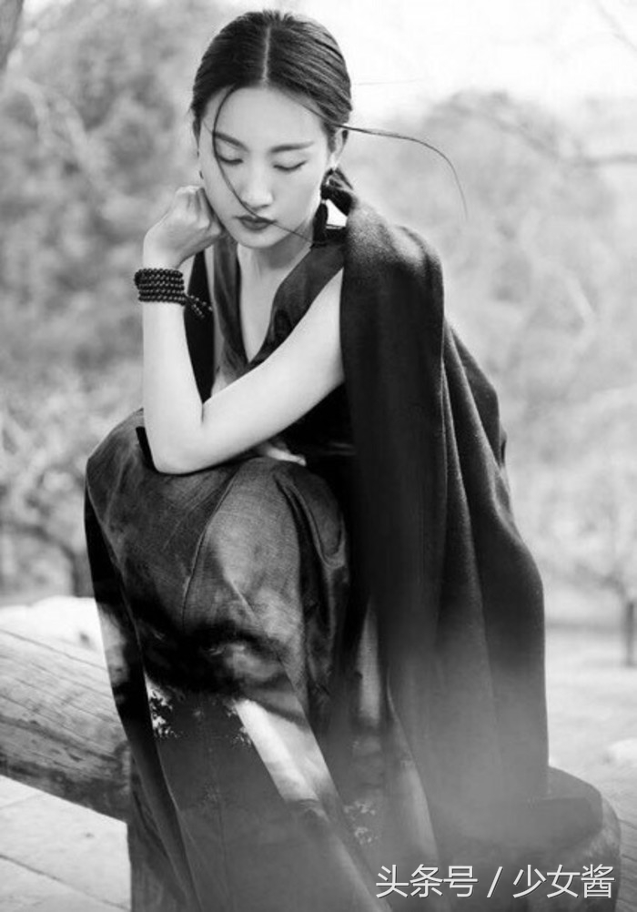 明明可以靠脸吃饭却偏要靠才华的美女作家排行榜，第一名颜值亮了