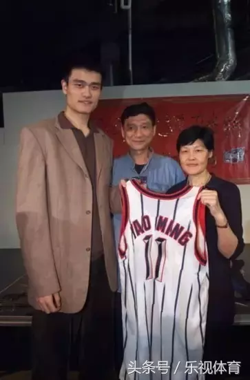 姚明为什么离开nba史册(当初姚明选择11号的原因原来是)