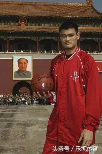 姚明为什么离开nba史册(当初姚明选择11号的原因原来是)