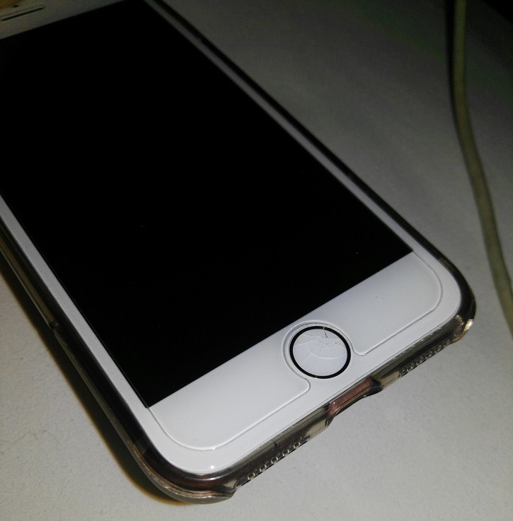 苹果iPhone 7的Home键碎裂很多！居然还有自然碎裂的