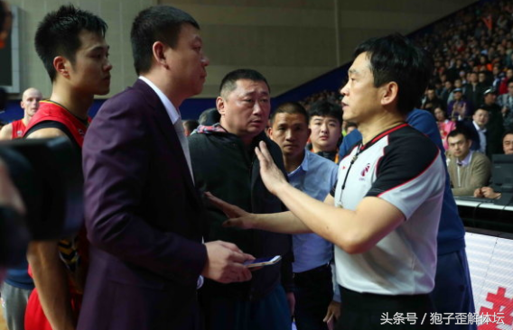 为什么cba不能回看(CBA22年最大悬案？裁判引入手机回看功能！NBA都得膜拜！)