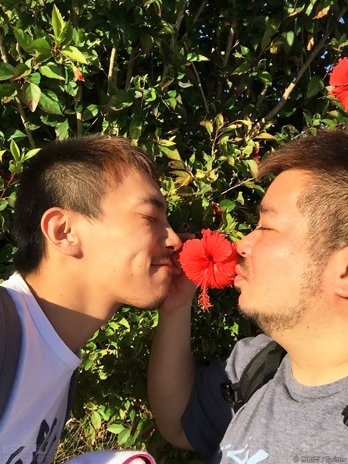 说起男男爱,日本奇葩节目《矛盾大对决》中走红的拓也哥也会害羞