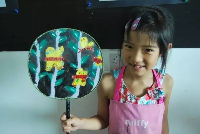幼儿园亲子手工之创意扇子画，随心所欲地画出一个小小艺术家！