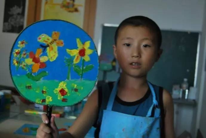 幼儿园亲子手工之创意扇子画，随心所欲地画出一个小小艺术家！