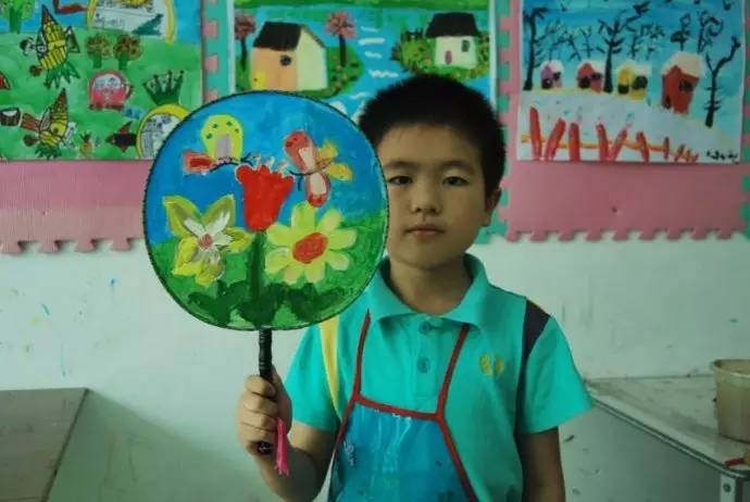 幼儿园亲子手工之创意扇子画，随心所欲地画出一个小小艺术家！