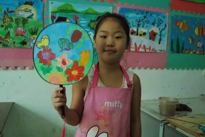 幼儿园亲子手工之创意扇子画，随心所欲地画出一个小小艺术家！