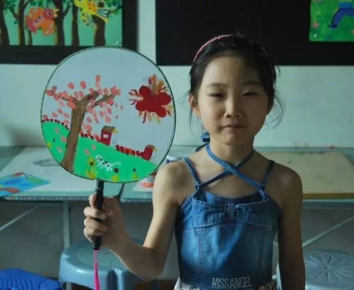 幼儿园亲子手工之创意扇子画，随心所欲地画出一个小小艺术家！