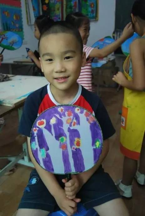 幼儿园亲子手工之创意扇子画，随心所欲地画出一个小小艺术家！