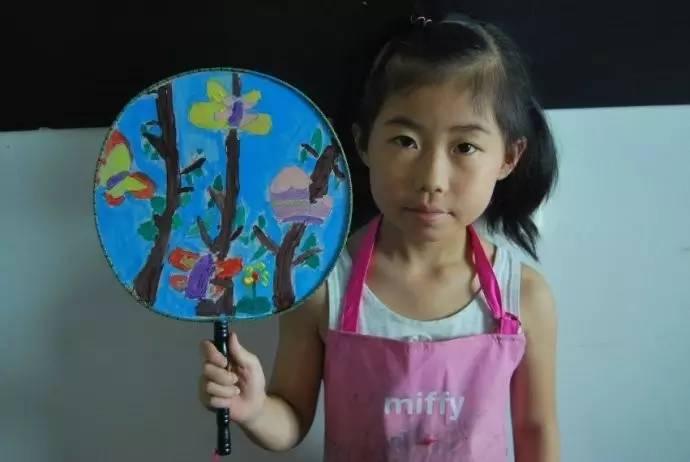 幼儿园亲子手工之创意扇子画，随心所欲地画出一个小小艺术家！