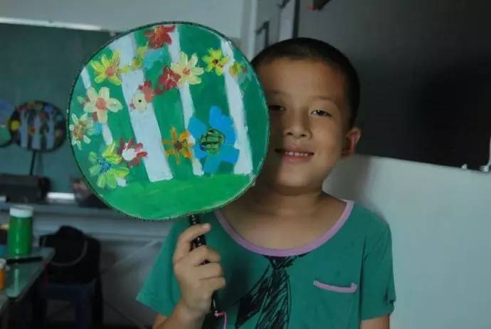 幼儿园亲子手工之创意扇子画，随心所欲地画出一个小小艺术家！