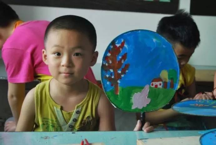 幼儿园亲子手工之创意扇子画，随心所欲地画出一个小小艺术家！