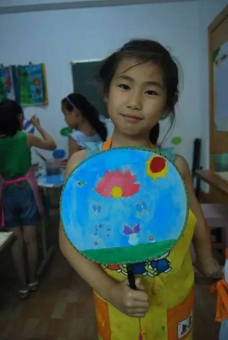 幼儿园亲子手工之创意扇子画，随心所欲地画出一个小小艺术家！
