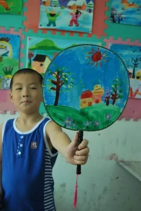 幼儿园亲子手工之创意扇子画，随心所欲地画出一个小小艺术家！