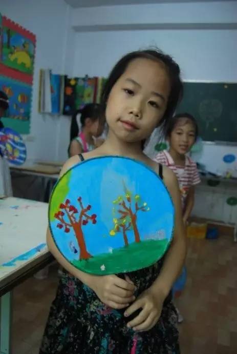 幼儿园亲子手工之创意扇子画，随心所欲地画出一个小小艺术家！