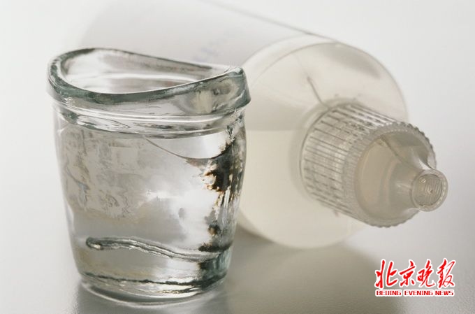 网店爆款洗眼液能给眼球洗澡？眼科专家可没觉得