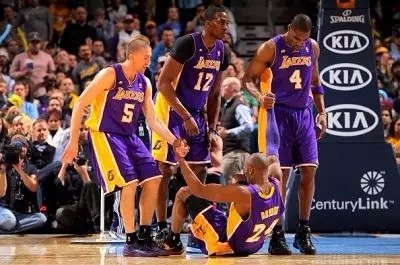 nba球员摔倒为什么没事(为什么NBA球员摔倒，不自己站起来？仅是想多休息几秒？)